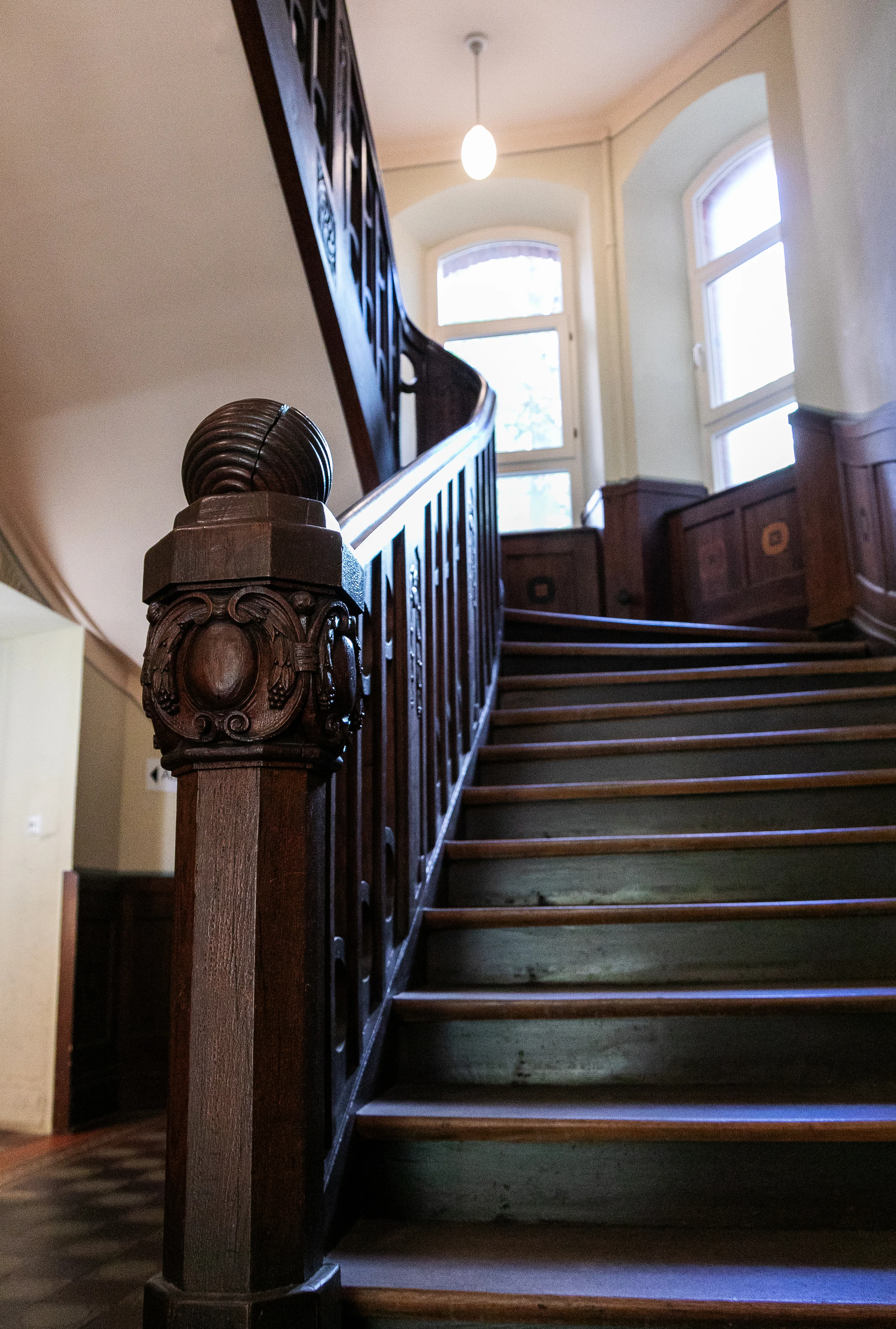 Treppenhaus der Praxisräume — symbolisch für den Ausbildungsweg